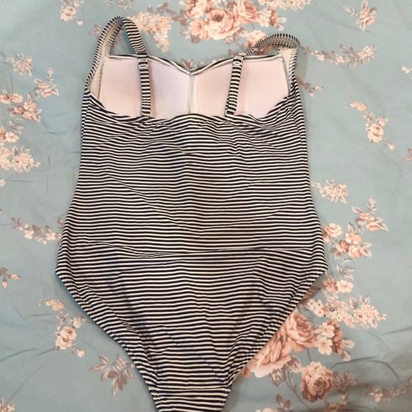 One piece swimsuit - Picture 2 of 7